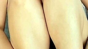 لعب صباحي حلو مع كسي الشاب 18+ أوبس... مبلل أوي ما أقدر أوقف ألمس نفسي في النايلون قريب.