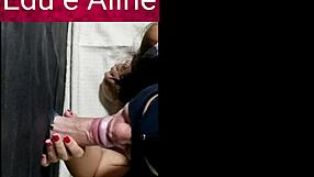 أَلِينْ تْمْصْ وَتْتْأْخَذْ لَبَنْ فِيْ فَمْهَا فِيْ غْلُورْهُوْلْ وَالْكُوْكُوْلْدْ يْشُوْفْ