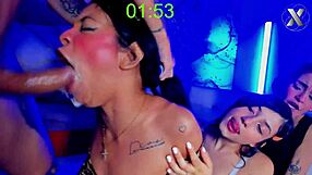 Candy geeft zich over aan ruw keel neuken door vrienden, gezicht bedekt met speeksel ondersteboven