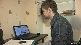 Gostosa traidora corna o amante com estranho em foda selvagem