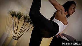 Sessione Yoga Sudata Finisce in Orgasmo Esplosivo per Mora 18+