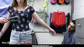 ¡Mira a mi novia follada por el guardia pervertido!