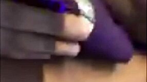 Latina si hraje s hračkami v pičce a stříká