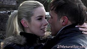 Majhna evropska modelka jebe kurca na tleh, čuti erotično užitek