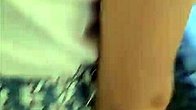 Latina blondýnka ponižuje starého chlapa mokrou kundou a banánem v cuckoldu