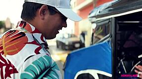 Pergi belanja pasar tapi lupa bawa uang kecil bayar mototaxi, terpaksa bayar pake memek sama mototaxista lengkap - Roxy Hot