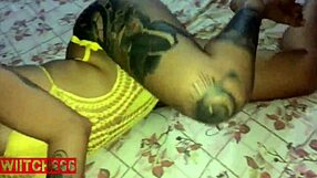 Deixou o peitinho aparecendo e acabou chupando e fudendo wiitchh666