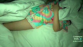 แอบเข้าไปเสร็จในน้องสาวต่างมารดาในห้องนอน