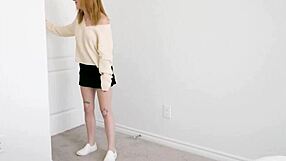 Petite rdečelasa pastorka ne more nehati misliti na moj kurac, kar vodi do hardcore jebanja.