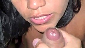 Tirando leitinho antes de dormir com putinha safada