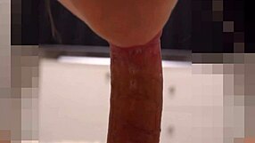 Cremita en su boca late mi polla y lo nota