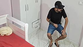 Maduro Joga Dominó Com Enteada E Notou Que Ela Estava Sem Calcinha