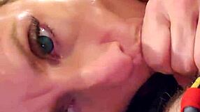 Elle me taille une pipe matinale au lit en suçant comme salope en chaleur