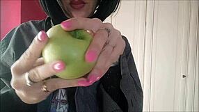 Lavinia je čudovita tudi oblečena kot moški, prikazuje alternativni stil v tesnem tanga in dražilnem stripteasu.