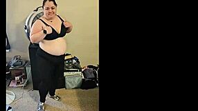 Olha só, bbw morena dança milkshake e provoca com striptease. Ação solo por dias!