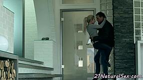 Petite europea monta polla en el suelo gozando placer erótico