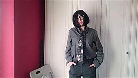 Lavinia je čudovita tudi oblečena kot moški, prikazuje alternativni stil v tesnem tanga in dražilnem stripteasu.