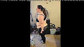 podívej bbw brunetka tančí na milkshake svádí striptézem solo řádění