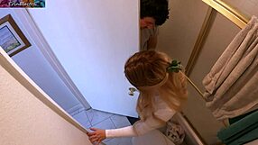 Mostohaanya és mostohafiú lopva gyors fürdőszobai kalandot a családi vacsorán