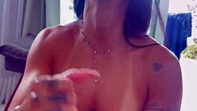 彼のために踊って、熱いロッドに飛び乗った。パート1フルオン赤！