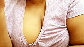 Milf asiatică cu țâțe mari suge pulă