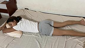 Mi hermanastra 18+ despierta con mi polla dura en su coño, hardcore intenso en dormitorio