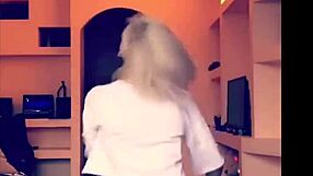 girls dancing in the club