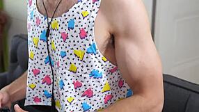 Twink gamer paie chauffeur avec cul serré !