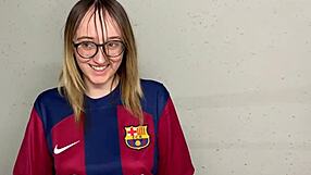 Navijač Barcelone presenečen s strani navijačev PSG v koridorjih stadiona.