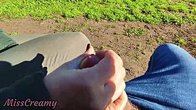 flasho il cazzo in parco pubblico mentre la figliastra aiuta la mia sborrata rischiosa