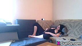 Kijk deze brunette milf vingeren voor haar dominante man