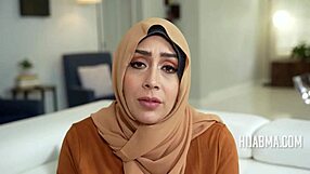 Divorced Muslim Lady in Hijabma Turns Thot for Fame