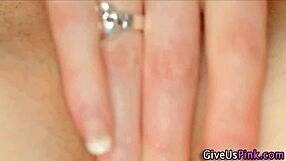 Si kdaj videl bejbo ki razteza kosmato pičko z igračkami od blizu?