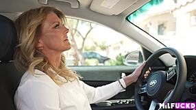 Зряла мадама съблазнява най-добратия приятел на сина за яко догги трахане