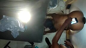 Chlupatá drobná ebony kundička šukána v lesbickém hraní s BBW stříkáním