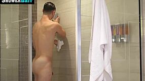 Michael får en overraskende monsterpik i brusebadet med rimjob og anal