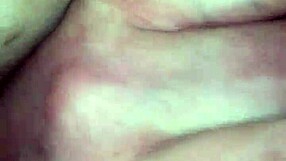 No quarto ela empina pra anal cachorrinho intenso com lábios da buceta apertando forte