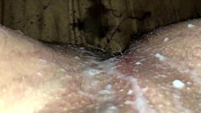 Bunnieandthedude sesa velik kurac na kavču z drkanjem