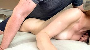 स्टेपसन रशियन मसाज के दौरान अप्रत्याशित फक से स्टेपमॉम को शॉक देता है! वाइल्ड एक्शन!