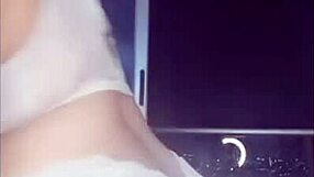 Hvorfor danser denne latina milf i undertøy og runker seg?