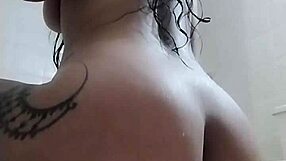 Hei, uită-te la această milf columbiană masturbându-se în duș