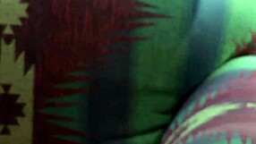 Sheila Faye kahverengi fahişe köpek stili yalıyor