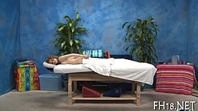 Massaggio rilassante vira in sesso intenso alla spa