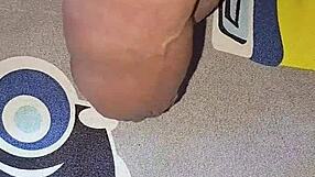 Mianmarski gej ljubitelj kurca eksperimentira z domačo slanično injekcijo