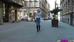 Szőke európai szopik harisnyában és cipőben