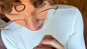 Mamă vitregă călărește fiu vitreg după școală apoi înșală cu soț pentru creampie.