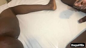 Gej twink-nabo er vild med min store sorte pik