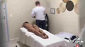 Zlá nymfa vyvrcholí během masáže a skončí tím, že jebe maséra