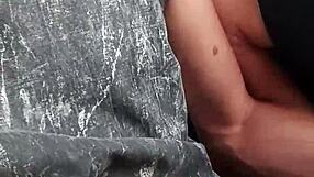 Prijatelj me drka na vlaku, jaz mu sesam velikega kurca na javnem med gledalci