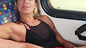 Prijatelj me drka na vlaku, jaz mu sesam velikega kurca na javnem med gledalci